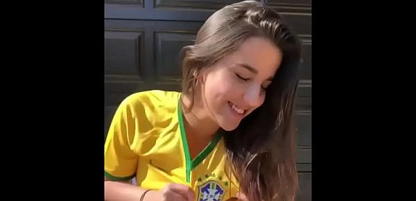  Novinha muito gostosa de shortinho curto usando a camisa da Seleção Brasileira